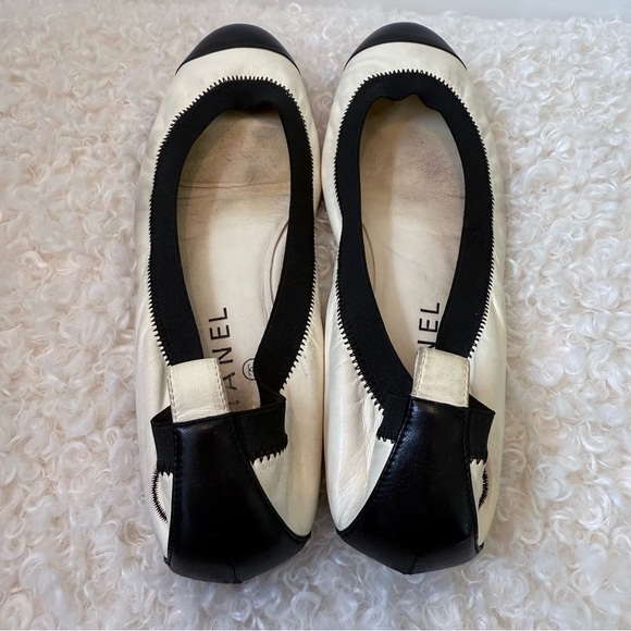 CHANEL White and Black Toe Cap and Heel Logo Ballet Flats 39 - Picture 3 of 11